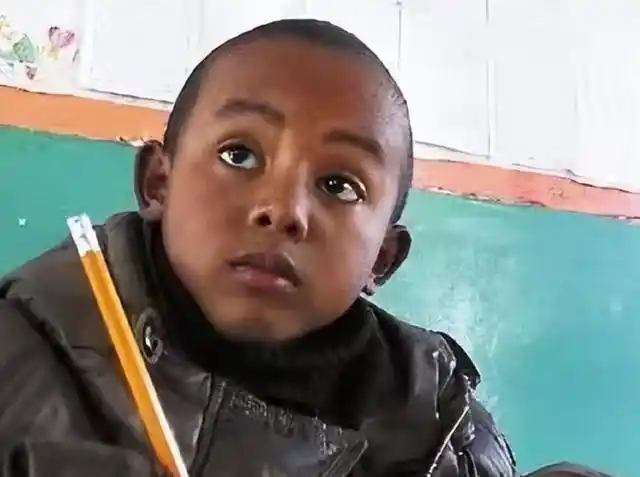 闲言碎语跟着风飘进了盛美娟的耳朵里,她坐在门口没有说话,怀里的小黑