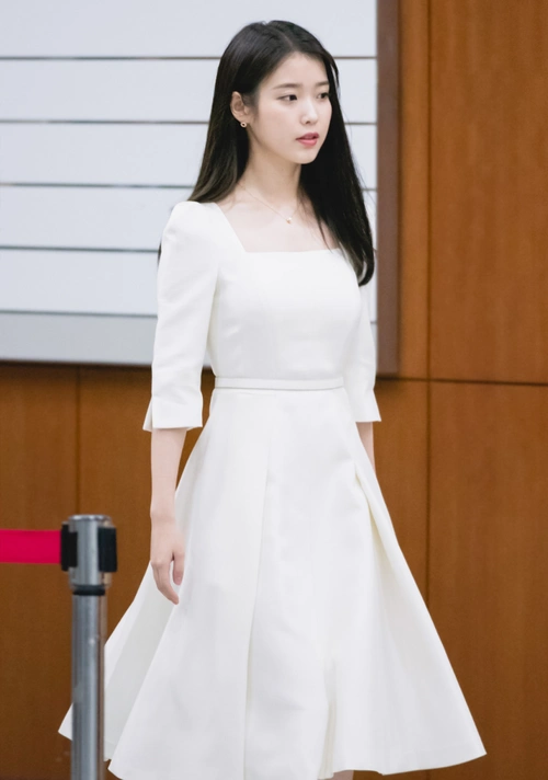 李知恩黑色长发与纯白长裙搭配,优雅气质令人喜爱