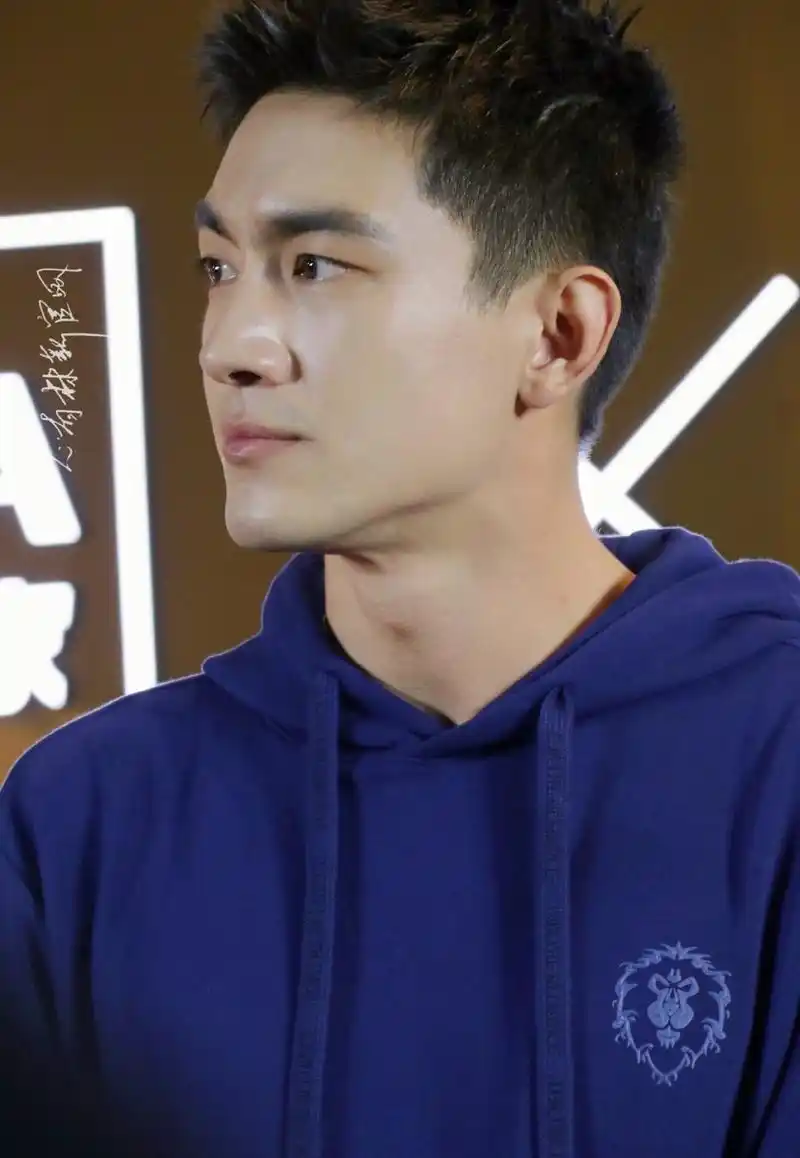 林更新最新造型,寸头亮相,有网友觉得皮肤好白,属实羡慕.