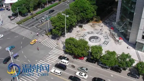 地面上刻着一个大八卦.