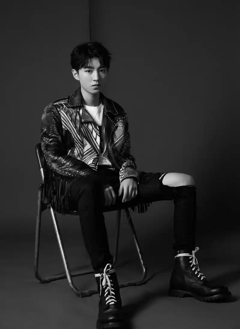 王俊凯霸气坐姿合集霸道总裁本人现身