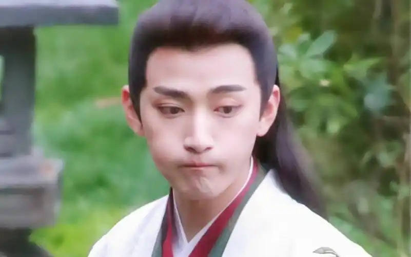 夜燕白刘昱晗娇憨可人