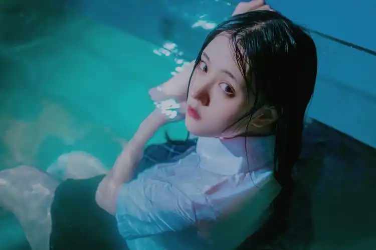 水中花校服出镜味味