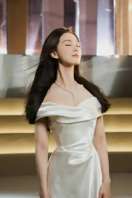 刘诗诗广告花絮好美,一身缎面礼服光彩夺目,腰太细了还要带夹子_效果