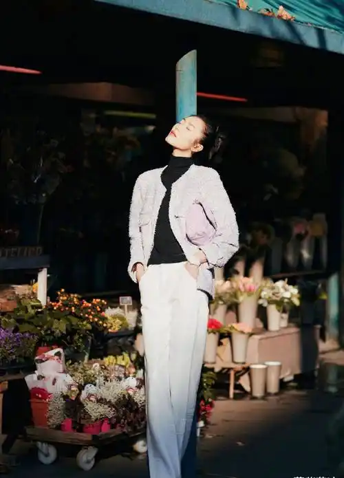 刘雯再创新造型,超长款西装轻松驾驭,网友:超模就能"为所欲为"_时尚