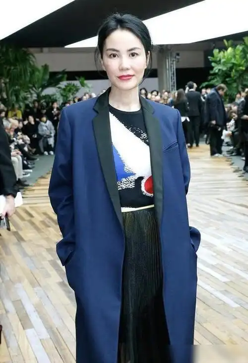 52岁王菲素颜出席活动皮肤紧致无皱纹黑色西装素雅端庄