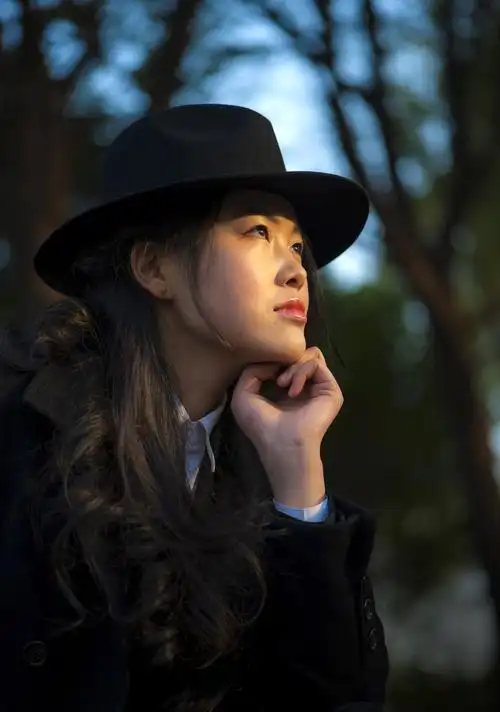 人像《带黑帽的女人》 七群-胶卷曝光-上海