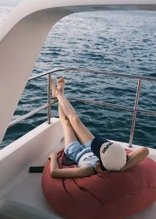 组图:孟佳分享海边库存美照穿短裤背心露大长腿惬意惹人羡_娱乐_照片