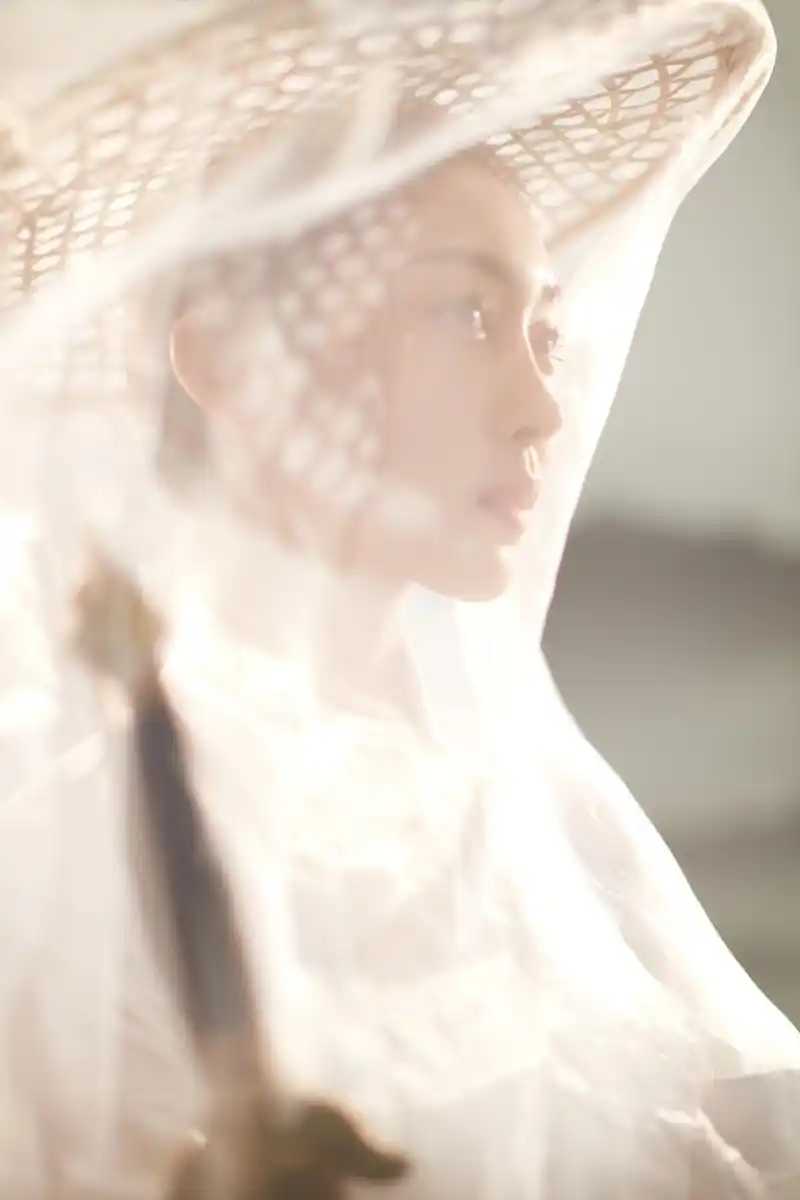 宣璐手拿折扇拍古风大片白色长裙轻纱斗笠仗剑江湖