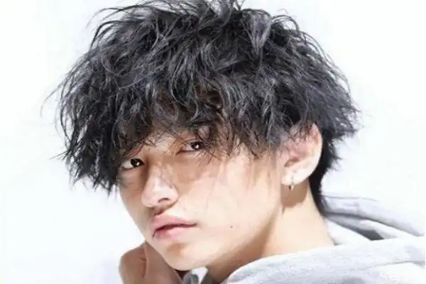 首页 美容 发型男士短发摩根烫利用化学药水采用冷烫的方式在发根位置