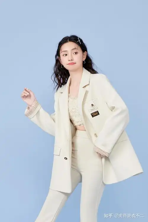 1,白色西装 休闲裤搭配同样是白色西服套装,这套衣服的风格则带有一点