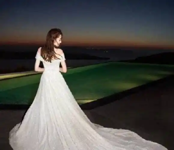 热巴第一次穿上婚纱,当看到她全身照,粉丝都被惊艳到了_节目_明星