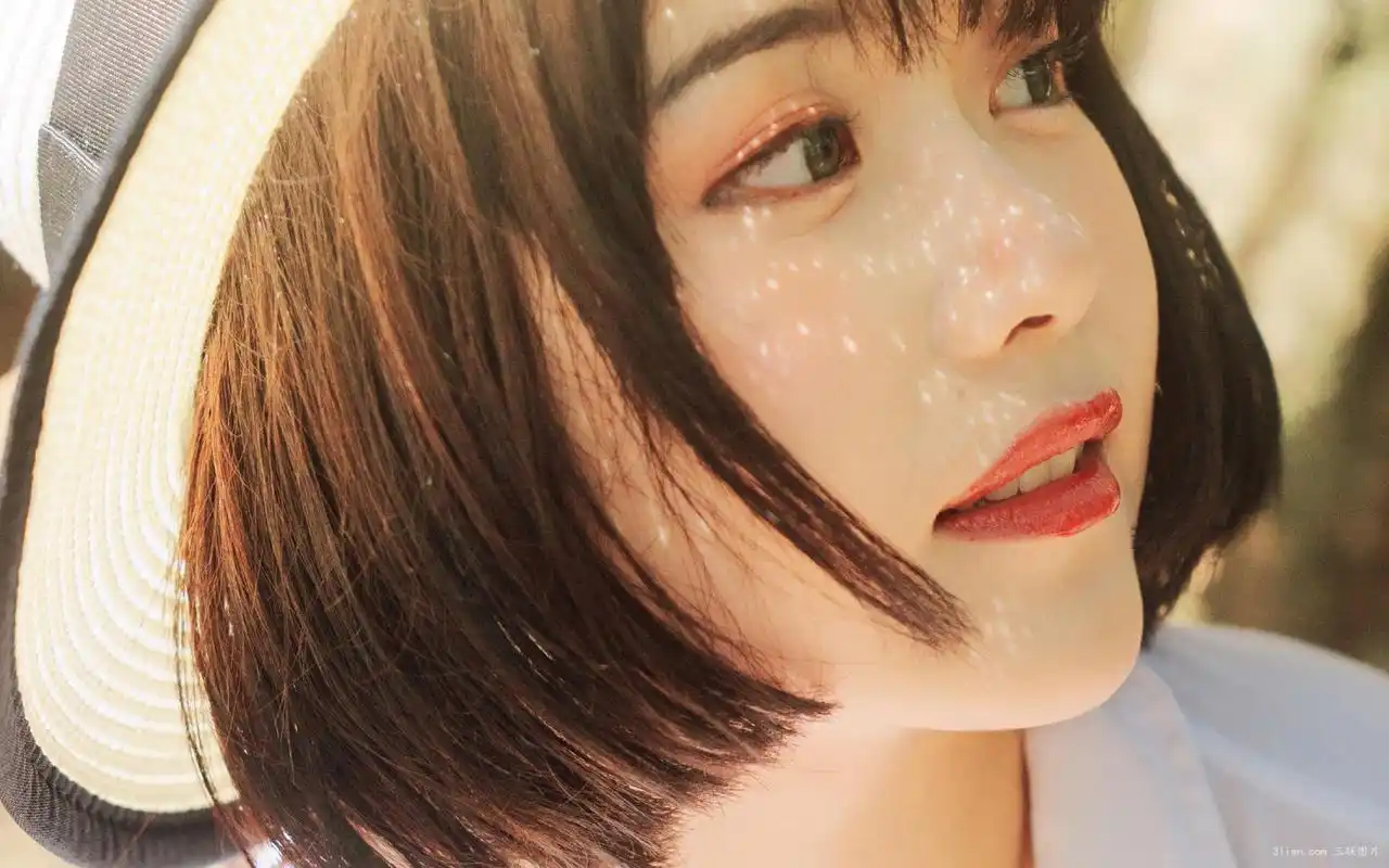 清纯养眼的大眼美女写真桌面壁纸