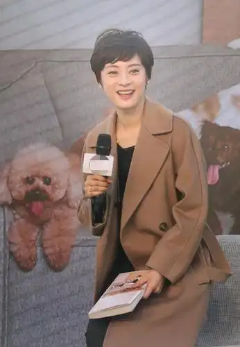 孙俪短发造型很时尚,身穿驼色大衣搭配黑色低领针织衫