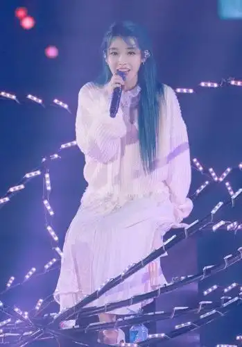 舞台妖精iu李智恩!这个女人把演唱会变成了换装秀