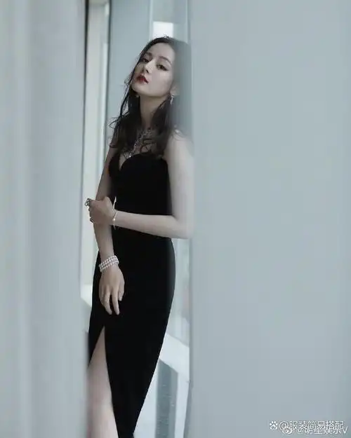 迪丽热巴又美出新高度,穿黑色抹胸天鹅绒晚礼服,优雅高贵