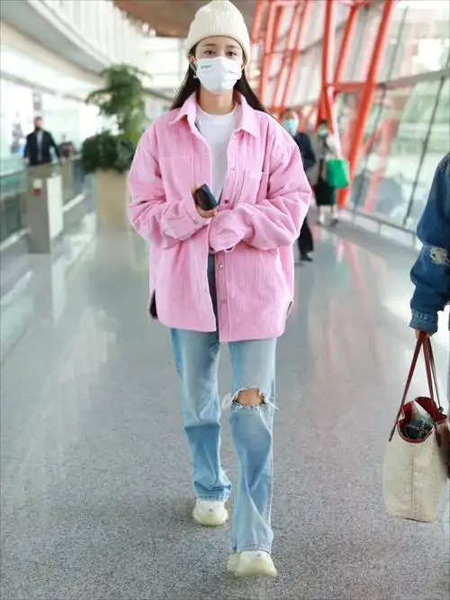 图观天下 昨天 我要分享 2020年11月6日,沈梦辰现身机场街拍.