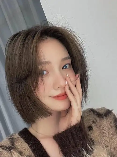 和颧骨位置这款发型整体两侧低层次修剪齐肩短发可甜可咸瞬间女神范