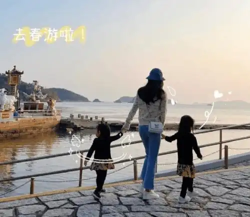 郭富城一家四口外出游玩方媛装扮粉嫩如少女萌娃背影太可爱