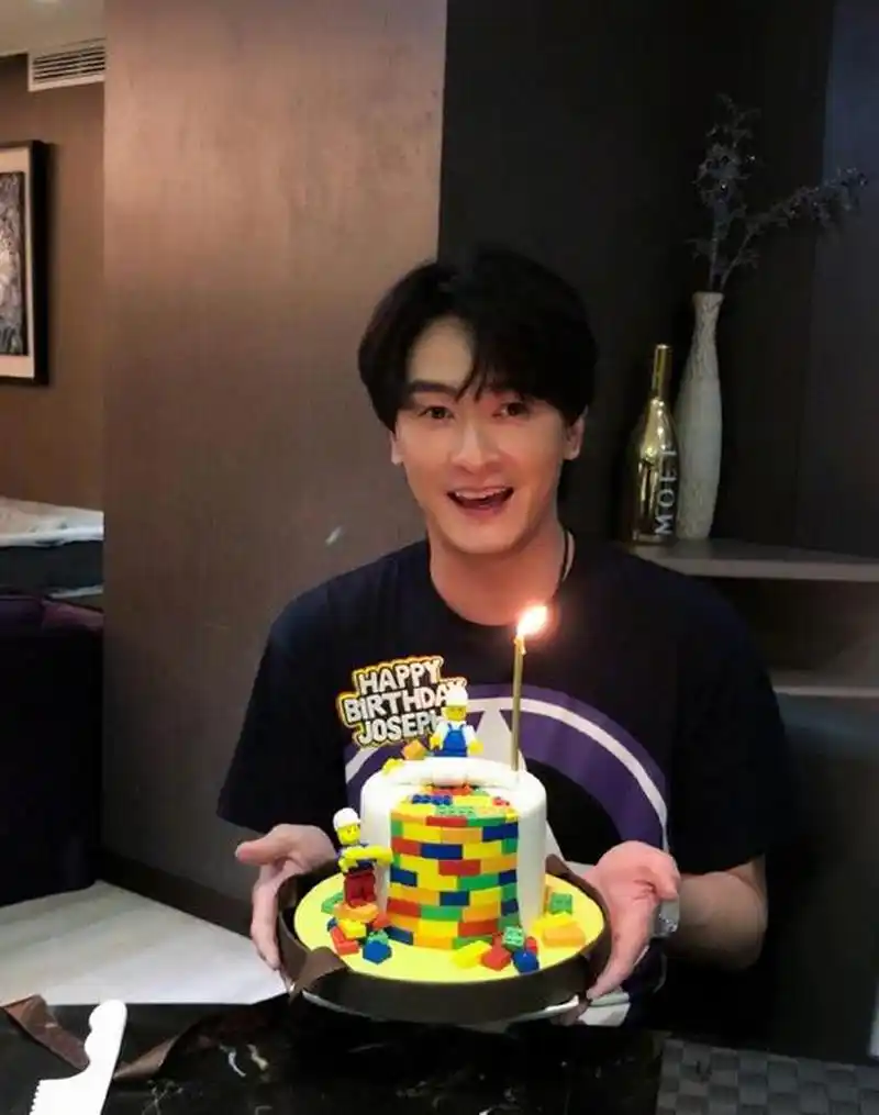 6月20日消息,郑元畅在社交平台晒出"有被吓到的生日趴"合影,同时还称