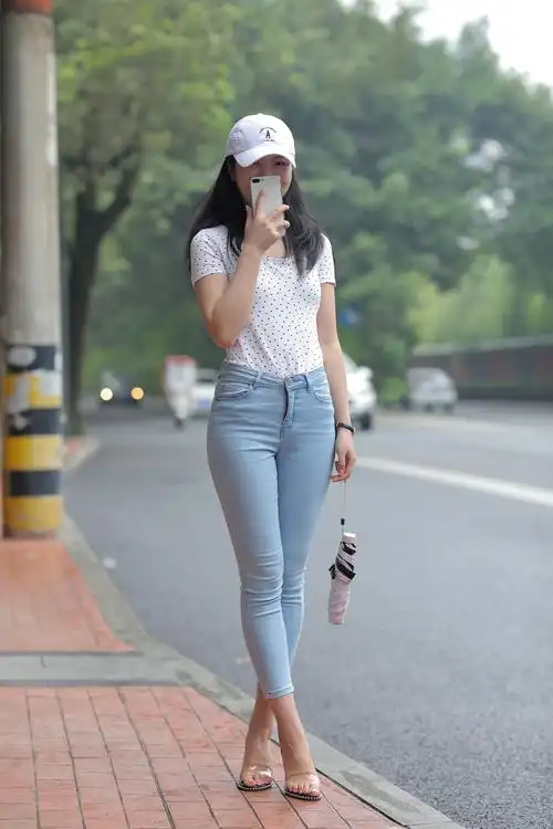 魅力女神会怎么穿点点上衣加紧身裤完美形象呈现在人们面前