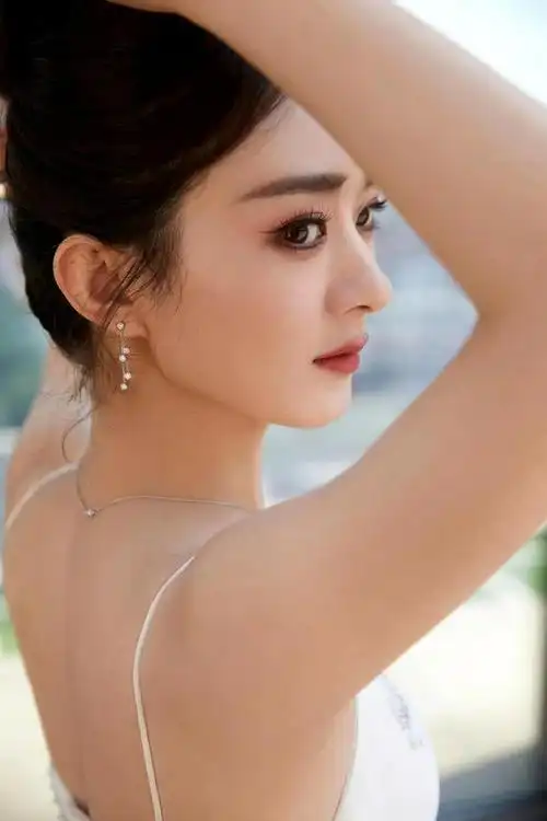 赵丽颖最新活动造型