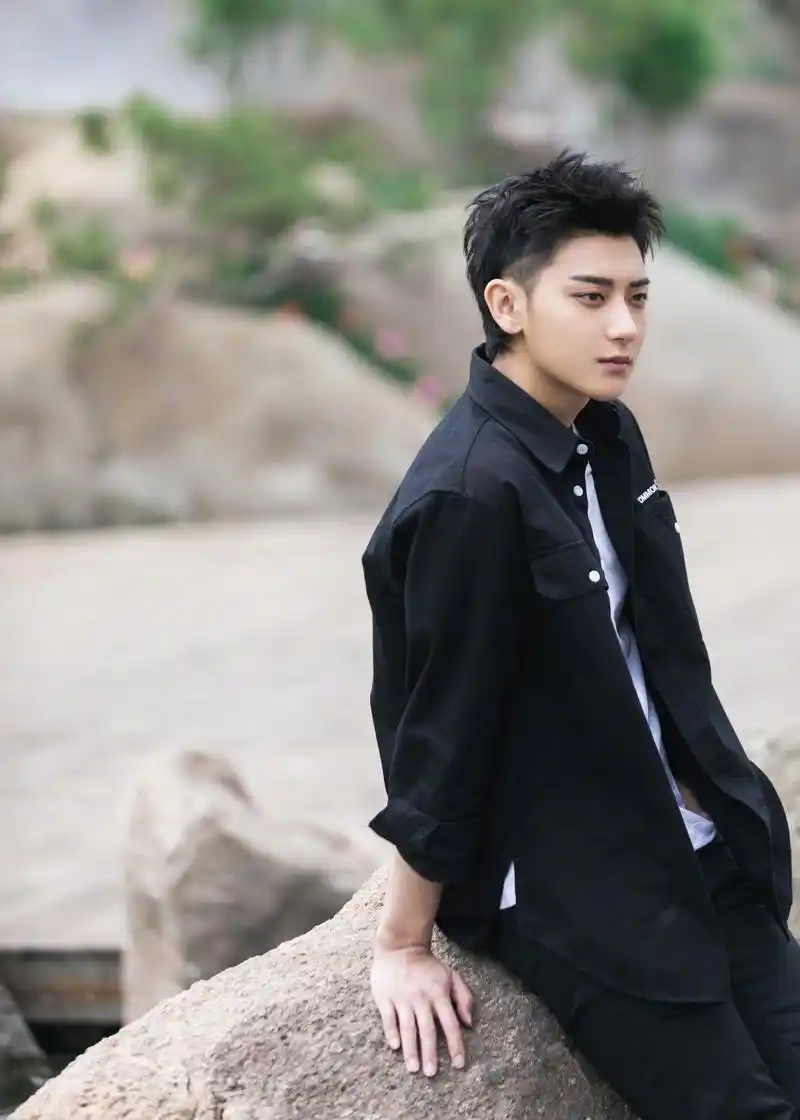 黄子韬一身黑色穿搭好帅一男的!