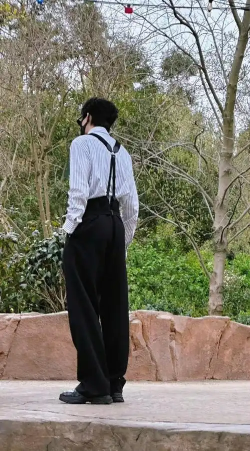 迪士尼偶遇刘宇宁