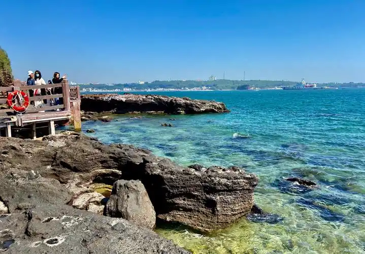 北海去涠洲岛的船_北海涠洲岛石螺口海滩