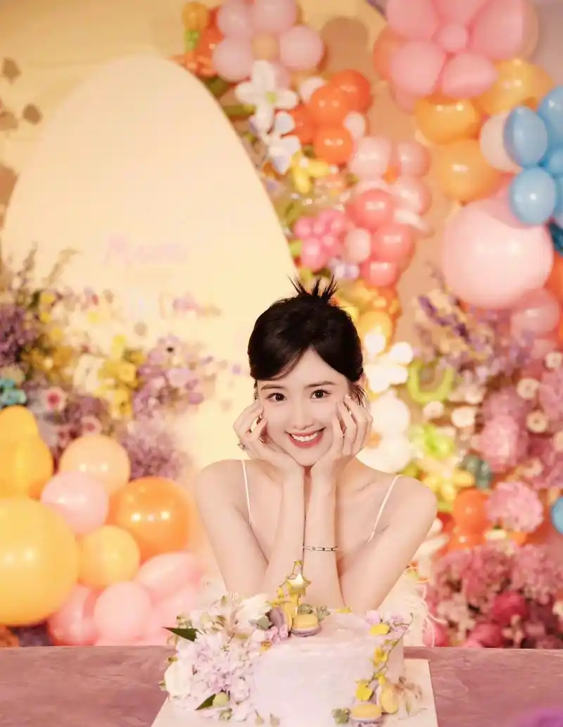 毛晓彤晒35岁生日照,穿白色羽毛边吊带套装裙,恬静又减龄!