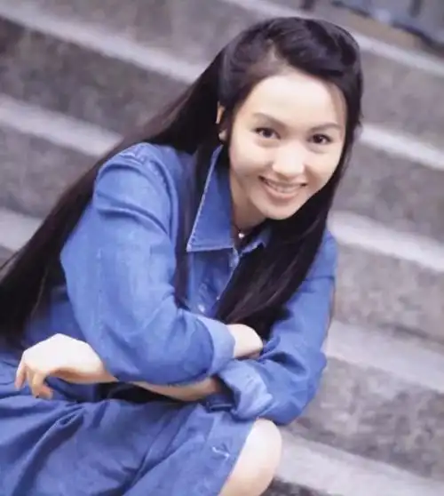 这一番话对生活相当窘迫的黎姿有着"致命诱惑",她立刻去应聘做了演员.