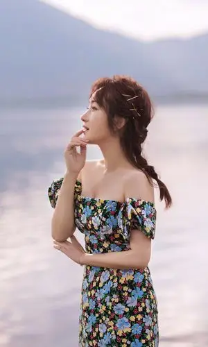 杨钰莹夏日户外美照,身着一款碎花连衣裙靓丽动人