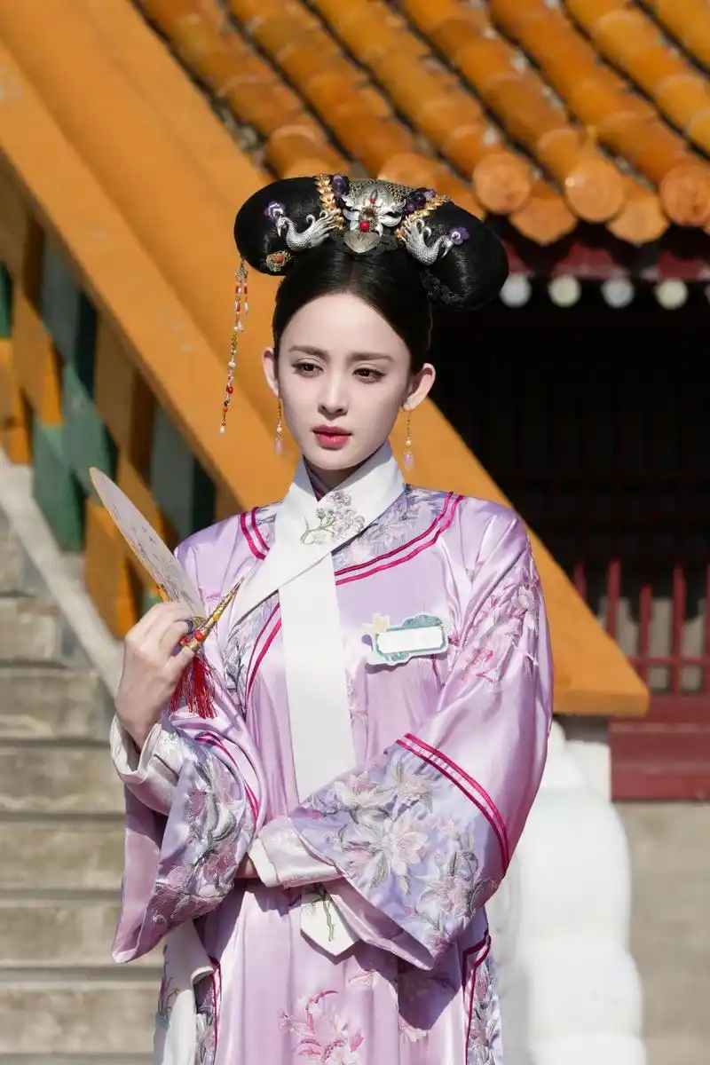 古力娜扎的五官本来就很精致,换上清宫造型很有带入感,也很有正宫娘娘
