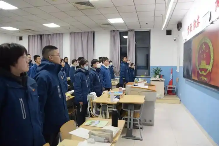 忆昔追今翘盼未来石家庄二中举行主题升旗仪式