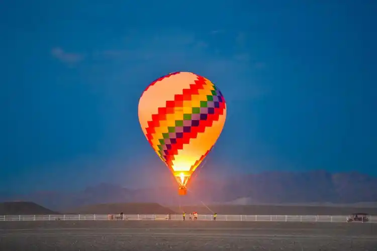乘坐热气球观赏大漠风光成为敦煌大漠又一项新的旅游观光项目