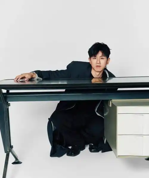 张杰首登《费加罗男士》封面,黑白西装配皮裤,太酷啦!_黑色_杂志_时尚