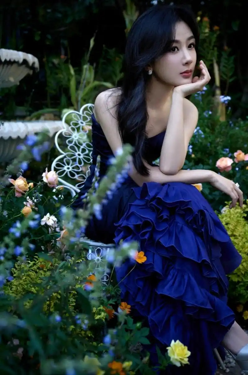 清新甜美,妩媚多姿的#杨紫# 肤白貌美的容颜,窈窕曼妙的身材,丰满傲人