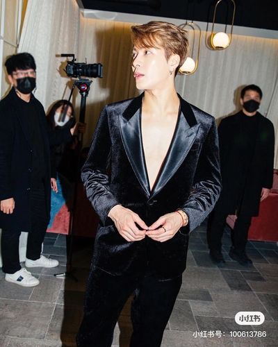 王嘉尔同款丝绒西装黑色高密天鹅绒西服礼服西装夹克冬装男外套潮