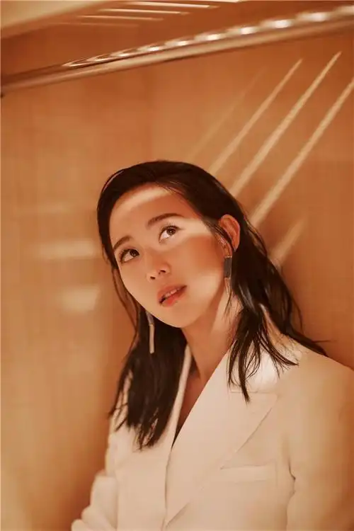 张钧甯身穿白色西装裙套装大气亮相发布会,优雅干练的打扮