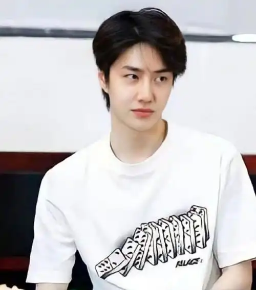 这不就来啦我们素颜王一博超帅吧!