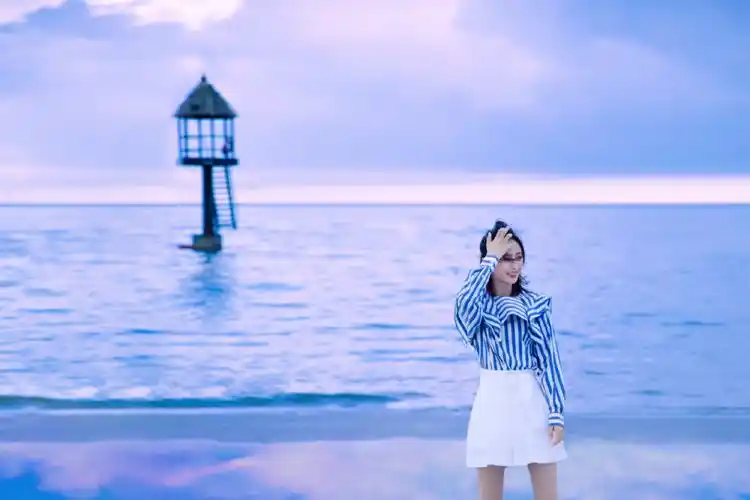 佟丽娅身穿蓝色条纹衬衫搭配短裤,漫步在海边,岁月静好的画面_高清