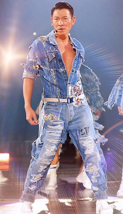 刘德华被粉丝求婚礼貌回应会永远把粉丝当家人看待