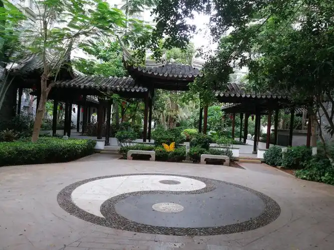 高层北院廊亭及廊亭下的乾坤太极图