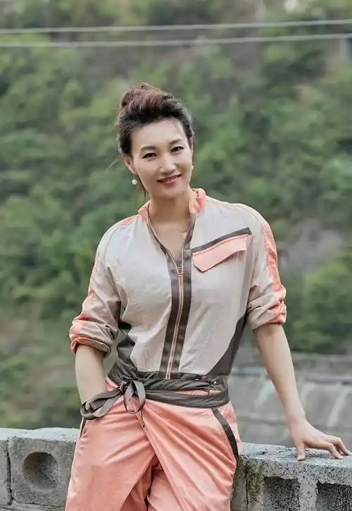 电视天团齐聚月亮姐姐好少女李梓萌美出圈倪萍输年龄赢搭配