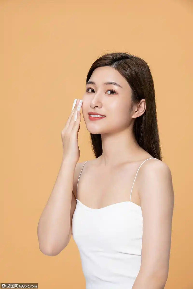 美女正在抹面霜黄种人皮肤管理