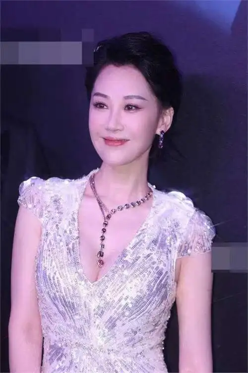 纸片人,排骨胸看够了!其实这些珠圆玉润的女明星,才真的有味道