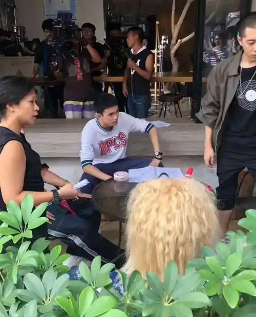 路人镜头下的鹿晗,走路驼背没气质,一脸疲惫难掩衰老_对比_老高_短裤