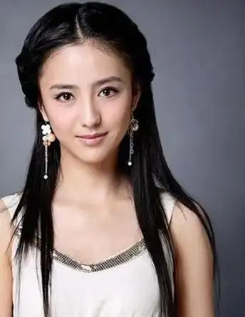 在大学的第一年,佟丽娅不仅勤奋学习,还积极向各个剧组投递简历,希望