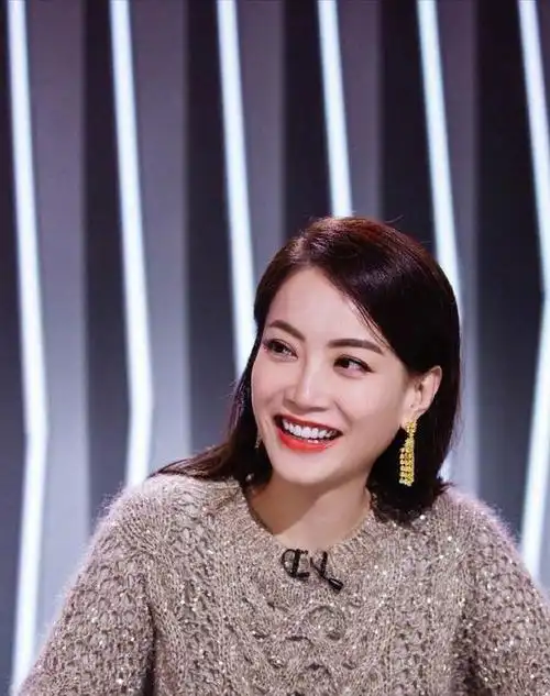 最美经纪人霍汶希样貌出众穿搭时髦哪像50岁的人