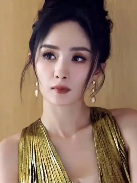 杨幂金色礼服:性感优雅,华丽绝美